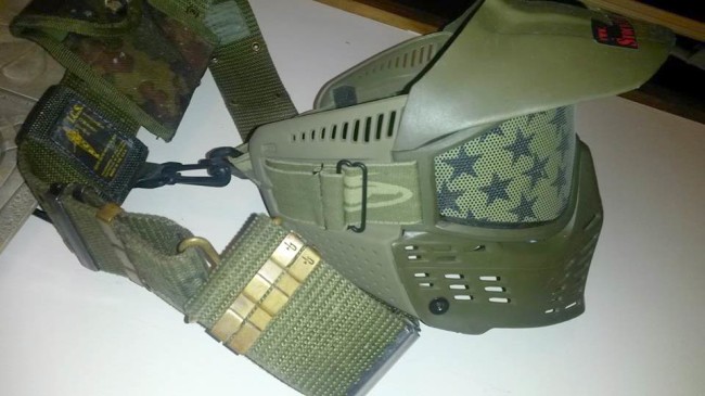 Mask attached to the belt with the Idema mask clip.