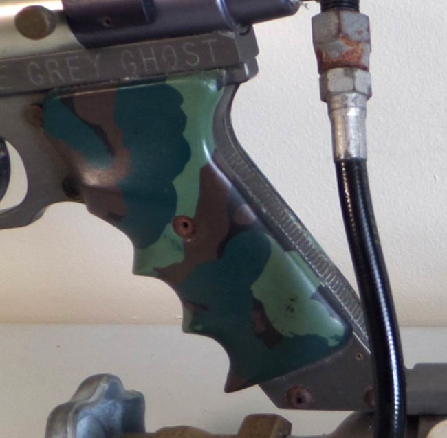 A close up of the pattern on the back of the frame. See the horizontal cuts.