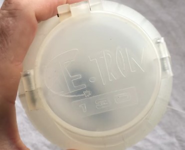 Lid with logo on the E-Tron 130rd Spin Loader.
