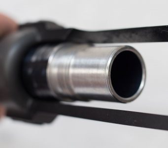 Look at non stepped end of barrel/breech. Breech drop barrels didn't need the bevel that bore drops needed.